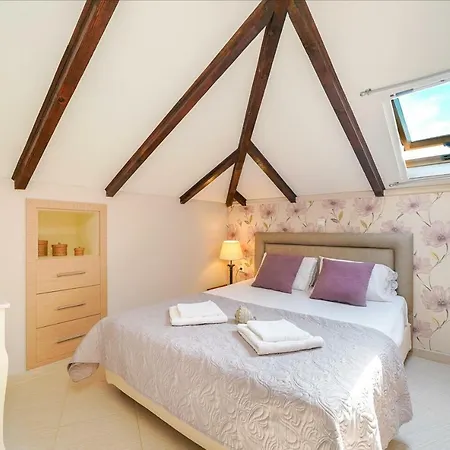 Lina's Sea View Apartament *